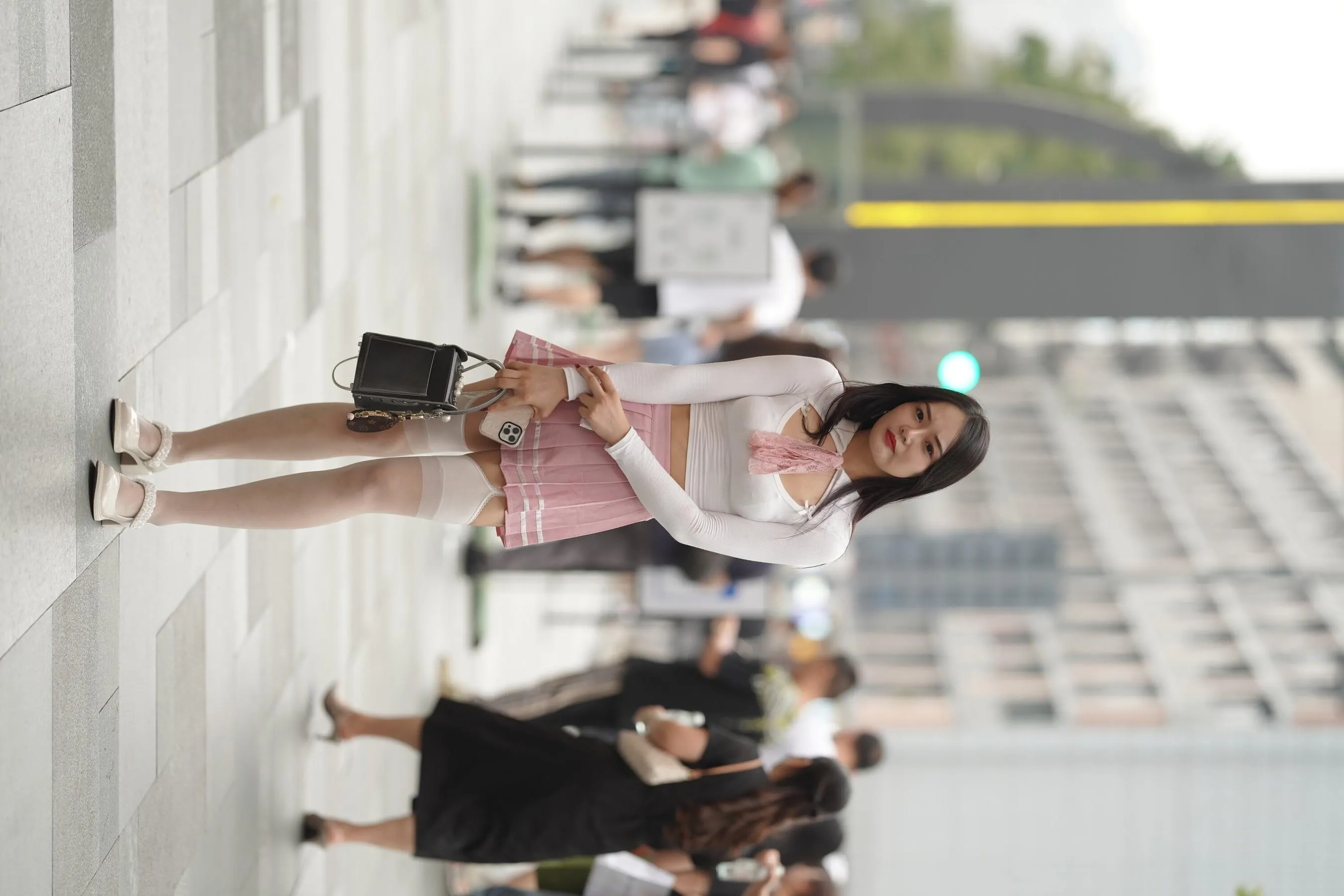 魔镜街拍 NO.161 街拍白丝吊带袜美女 [109P]插图7